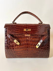 Borsa a trapezio in pelle di coccodrillo color cognac con tracolla e hardware oro Idra