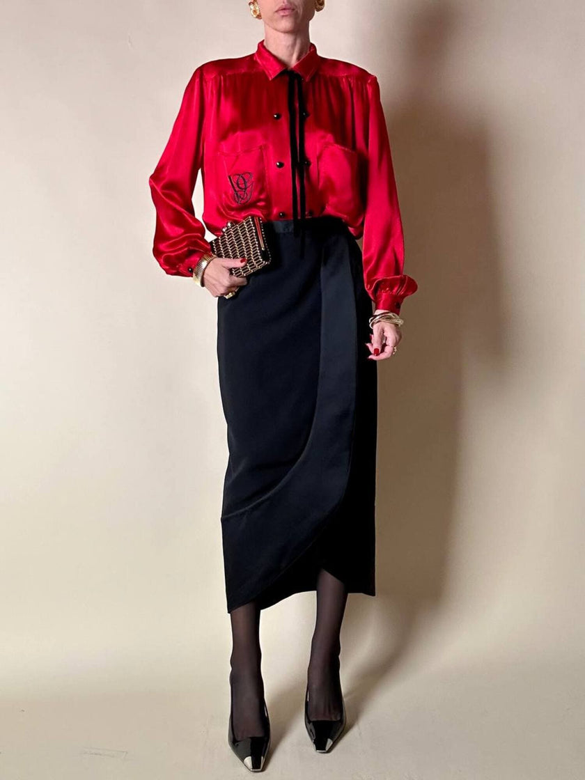 Camicia rossa in raso di seta con ricamo e bottoni gioiello “Valentino Garavani”