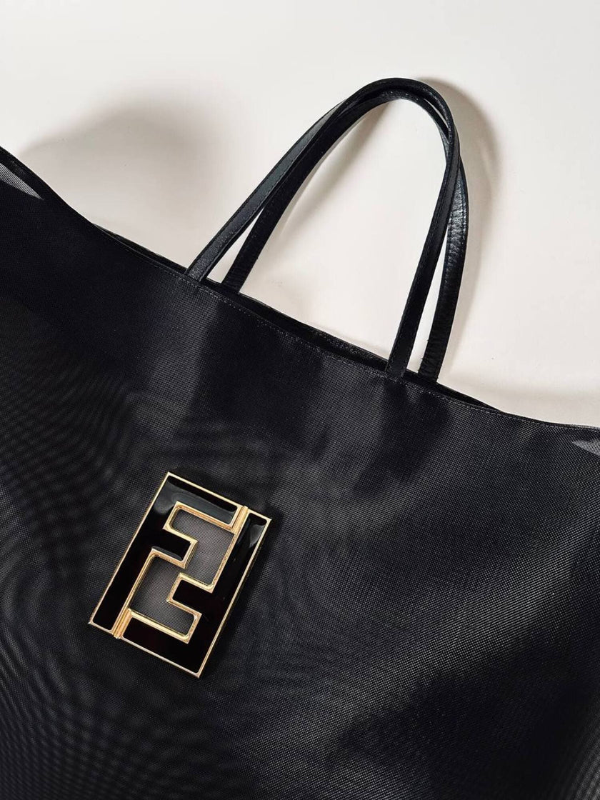 Borsa vintage Fendi in rete mesh nera con maxi logo FF