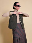 Gilet in lana matelassé verde militare con bottoni dorati 