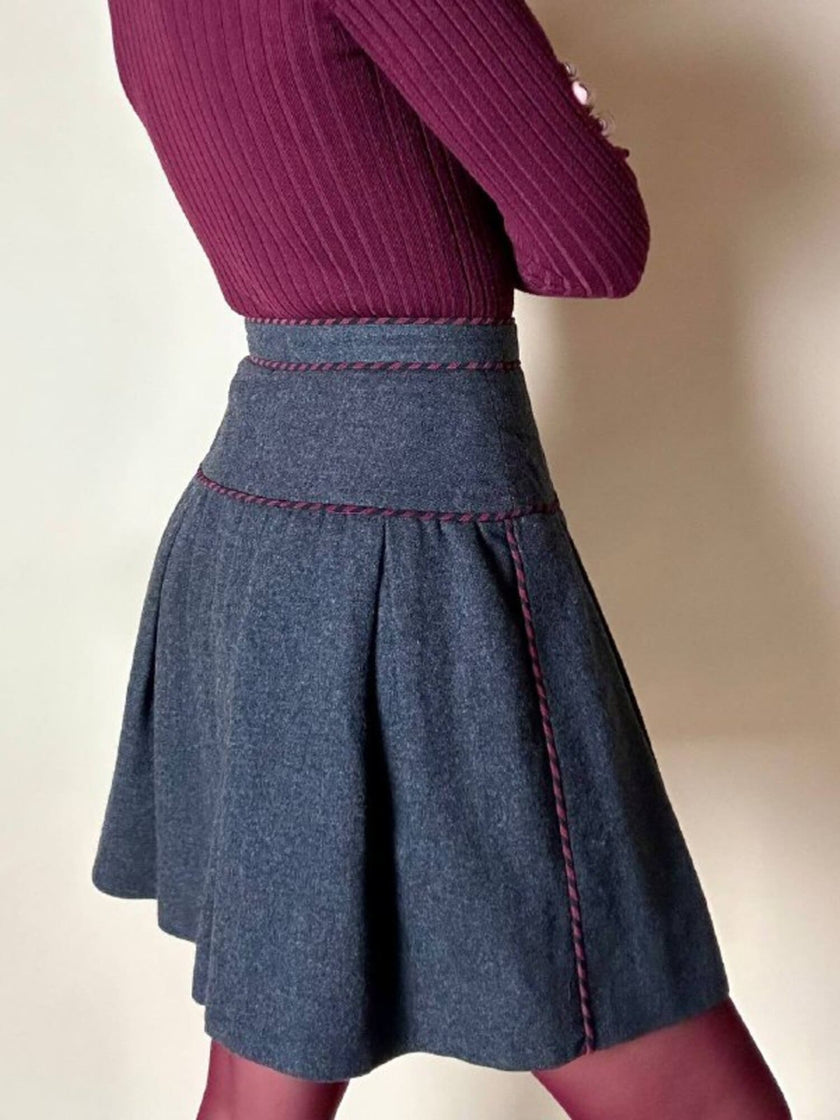 Minigonna Yves Saint Laurent in lana grigio antracite con piping a righe bordeaux e blu