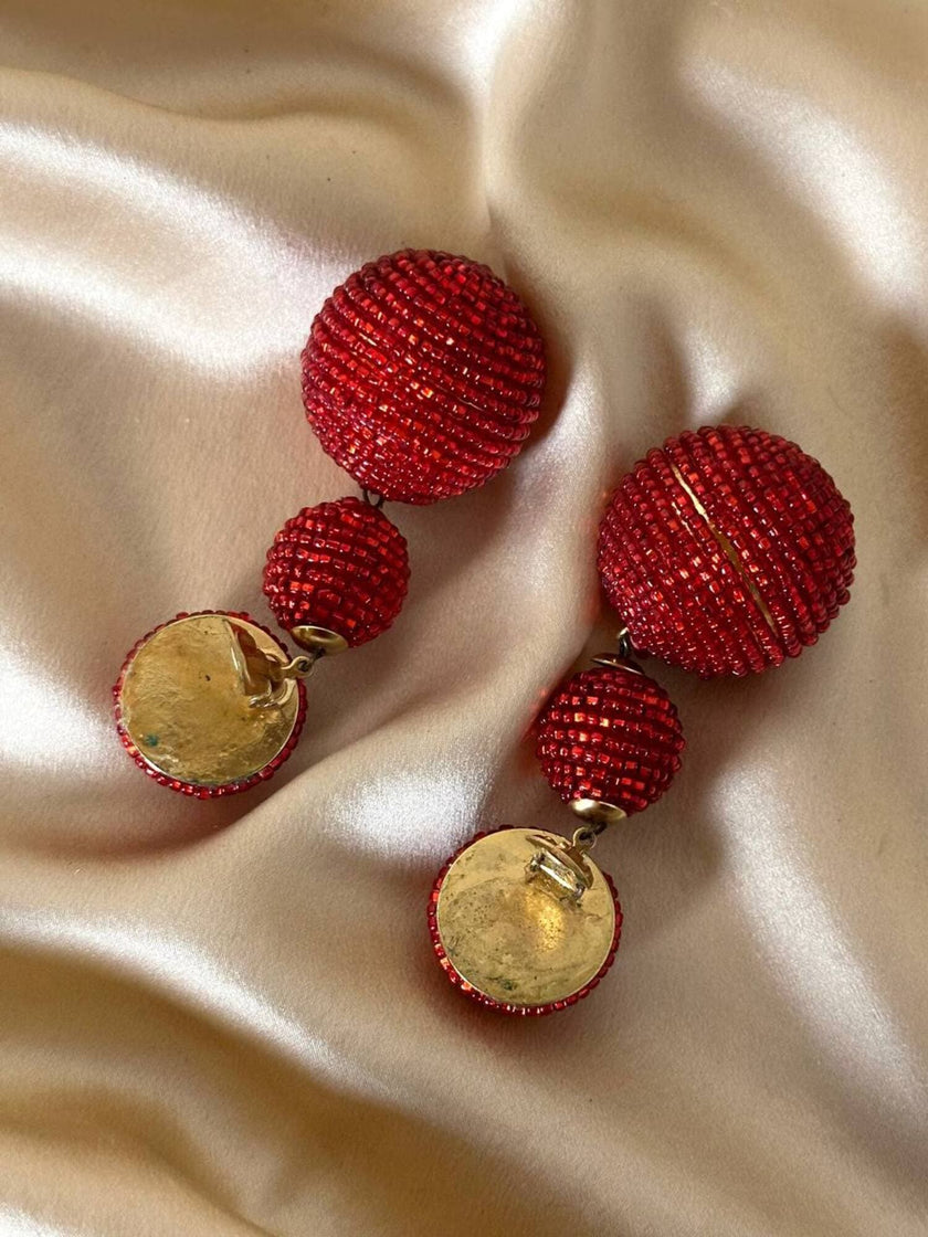 Maxi clip pendenti con sfere ricoperte di perline rosse
