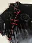 Qipao vintage in raso jacquard nero con profili e alamari neri e rossi