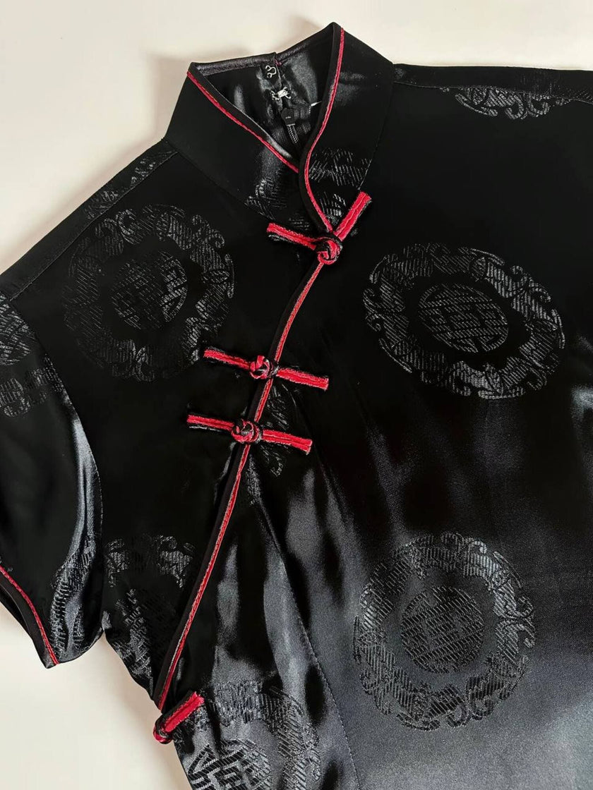 Qipao vintage in raso jacquard nero con profili e alamari neri e rossi