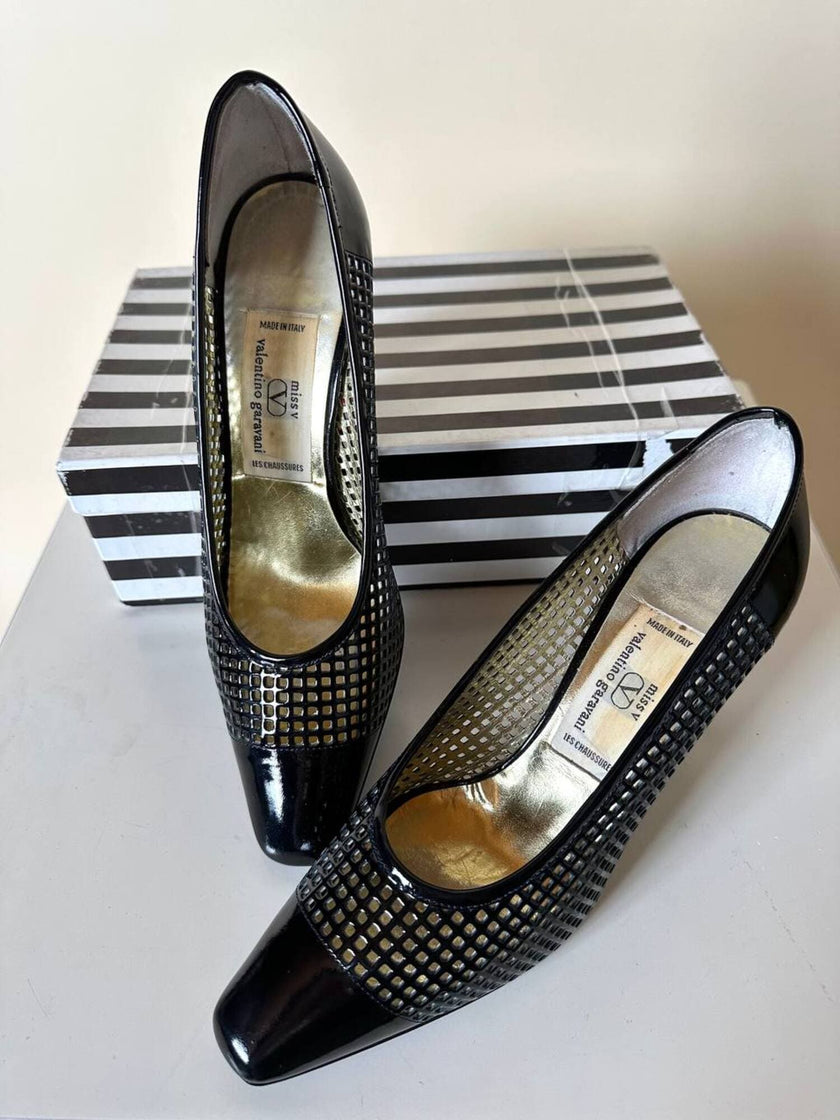 Décolleté vintage Valentino Garavani Miss V in vernice nera traforata con logo nel tacco