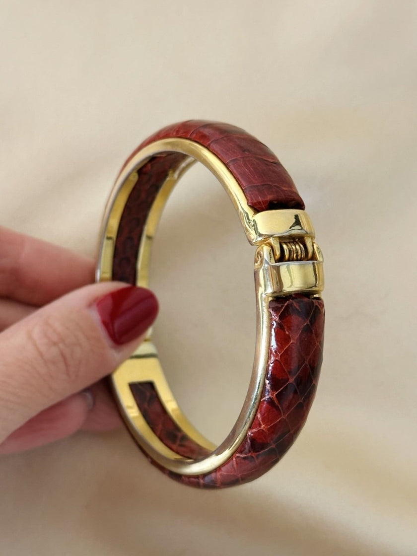 Bracciale vintage rigido in metallo dorato e pelle di serpente rossa