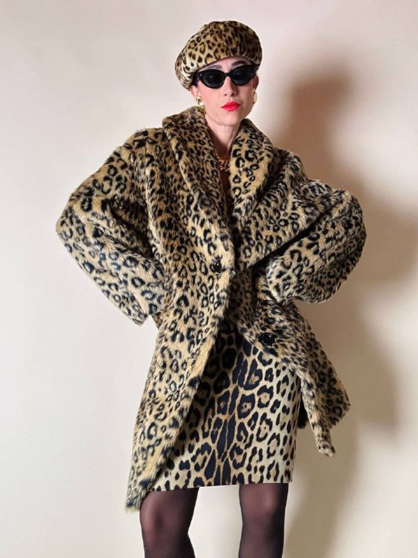 Eco pelliccia leopardata con maxi bottoni neri