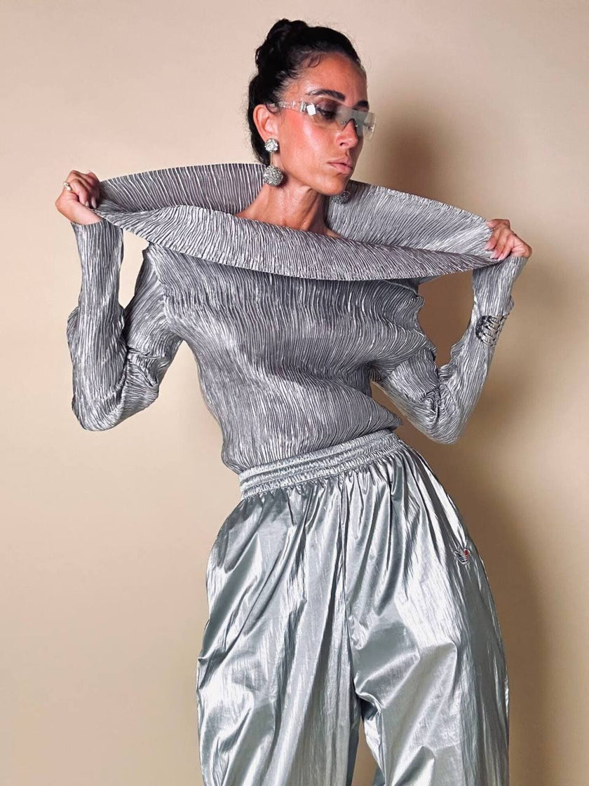 Maglia con spalle scoperte in tessuto micro plissè grigio argento