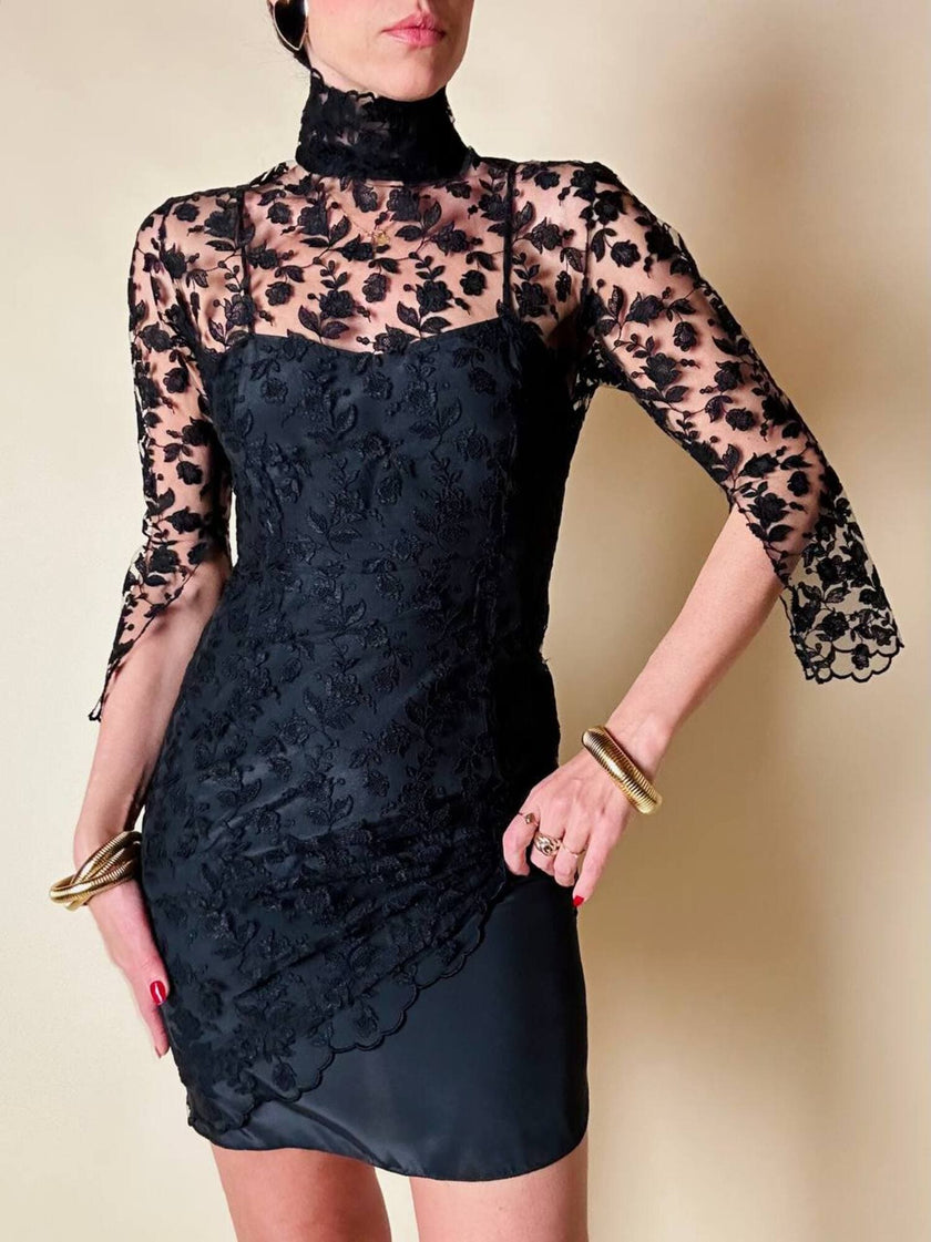 Mini abito sartoriale in tulle nero con ricami floreali