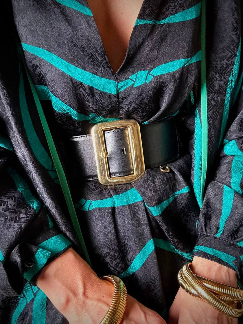 Cintura in pelle nera con fibbia rettangolare in metallo oro “Escada”