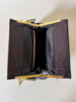Sac en cuir couleur chocolat avec détail en résine effet écaille et bandoulière en chaîne dorée