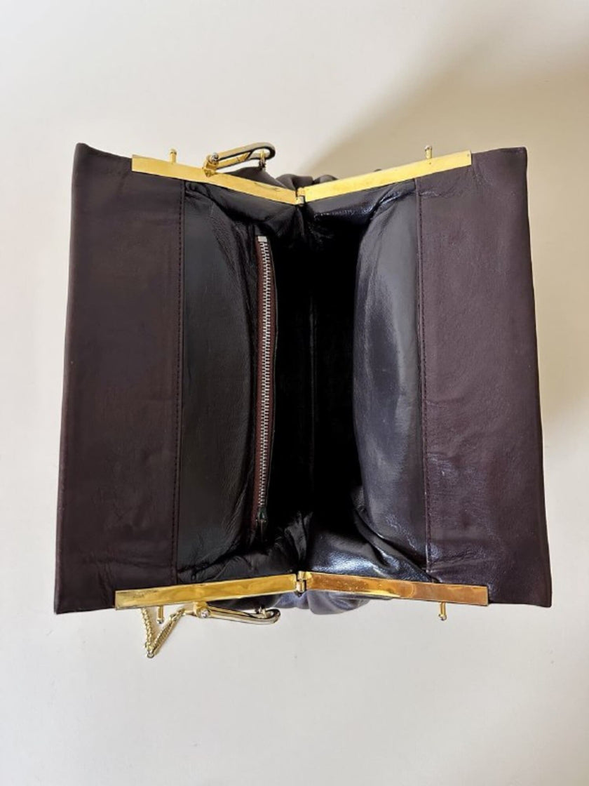 Sac en cuir couleur chocolat avec détail en résine effet écaille et bandoulière en chaîne dorée