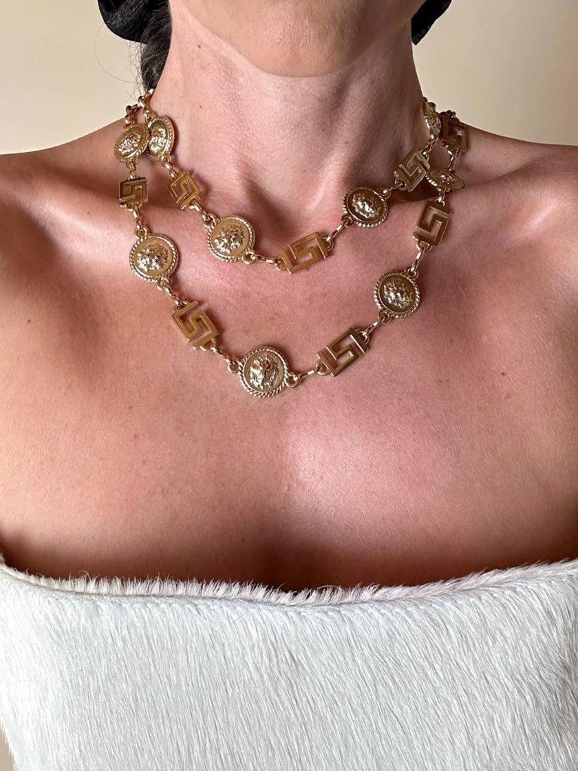 Cintura/collana dorata composta da greche e teste di leone
