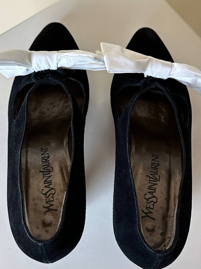 Scarpe vintage Yves Saint Laurent in camoscio nero con maxi fiocchi bianchi