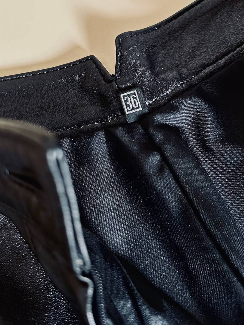 Short vintage in pelle nera modello a vita alta con pince
