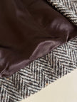Gilet lungo doppiopetto in tweed a spina di pesce bianco e marrone