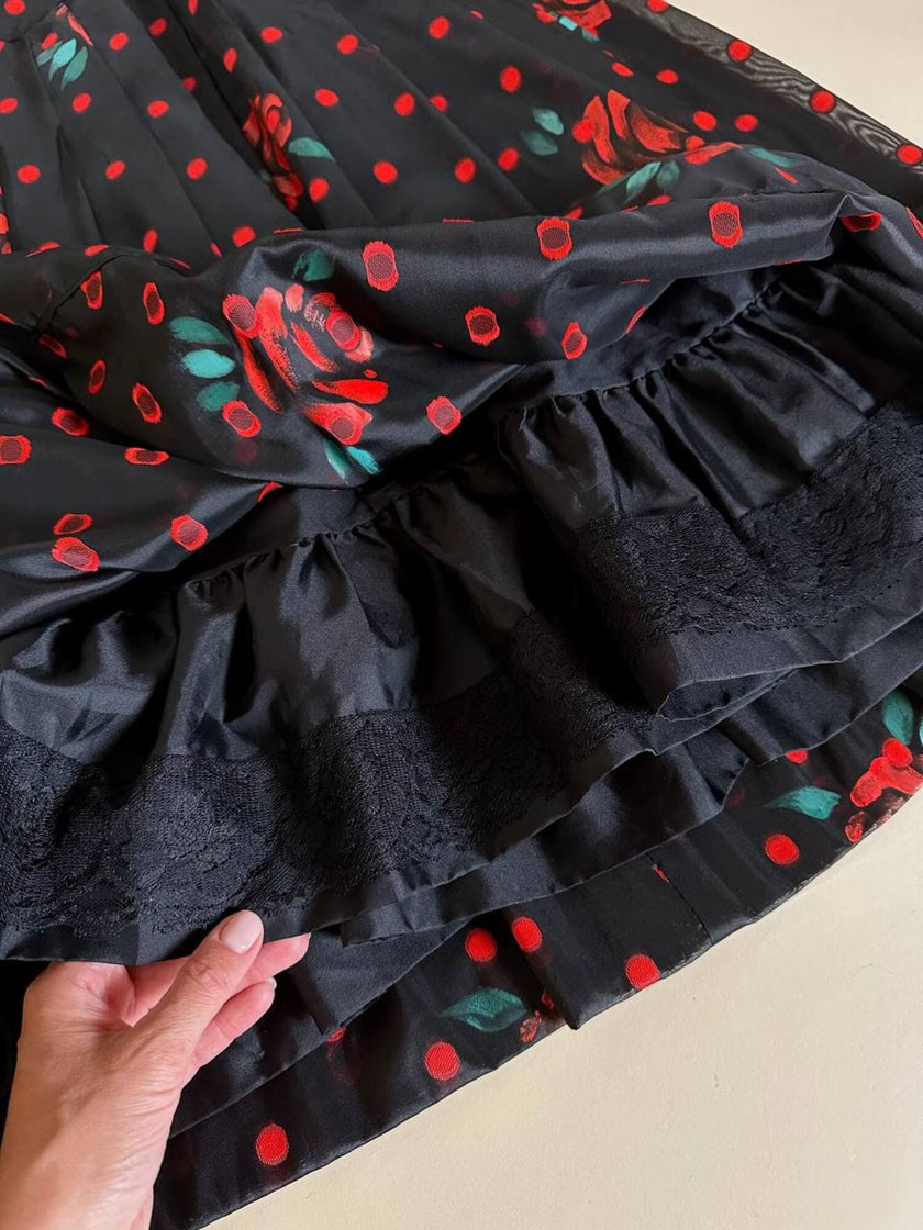 Gonna a ruota in organza jacquard nera a pois rossi con rose rosse dipinte