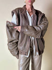 Bomber con maniche rimovibili in pelle color fango “Arpell”