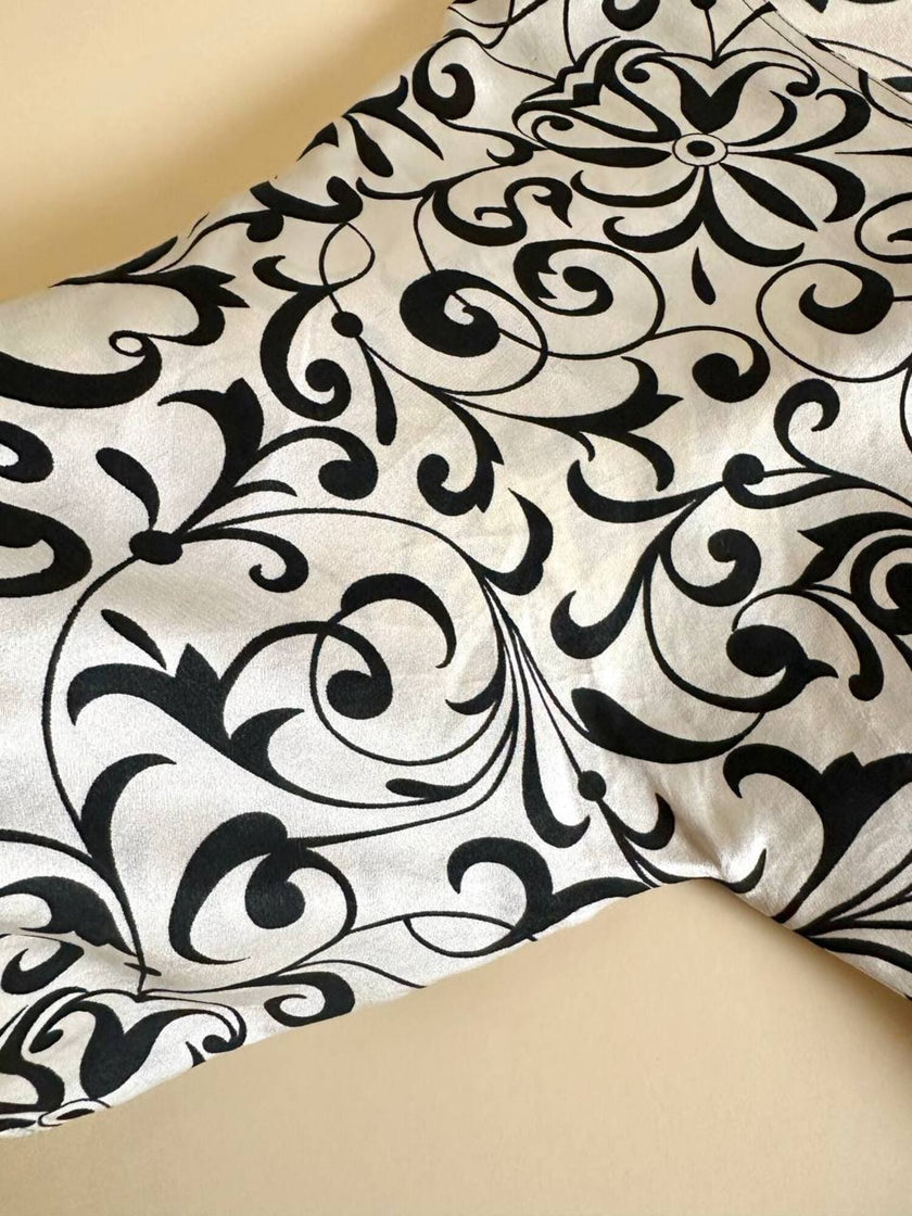 Abito lungo in raso di seta bianco con arabeschi neri “Gianni Versace”