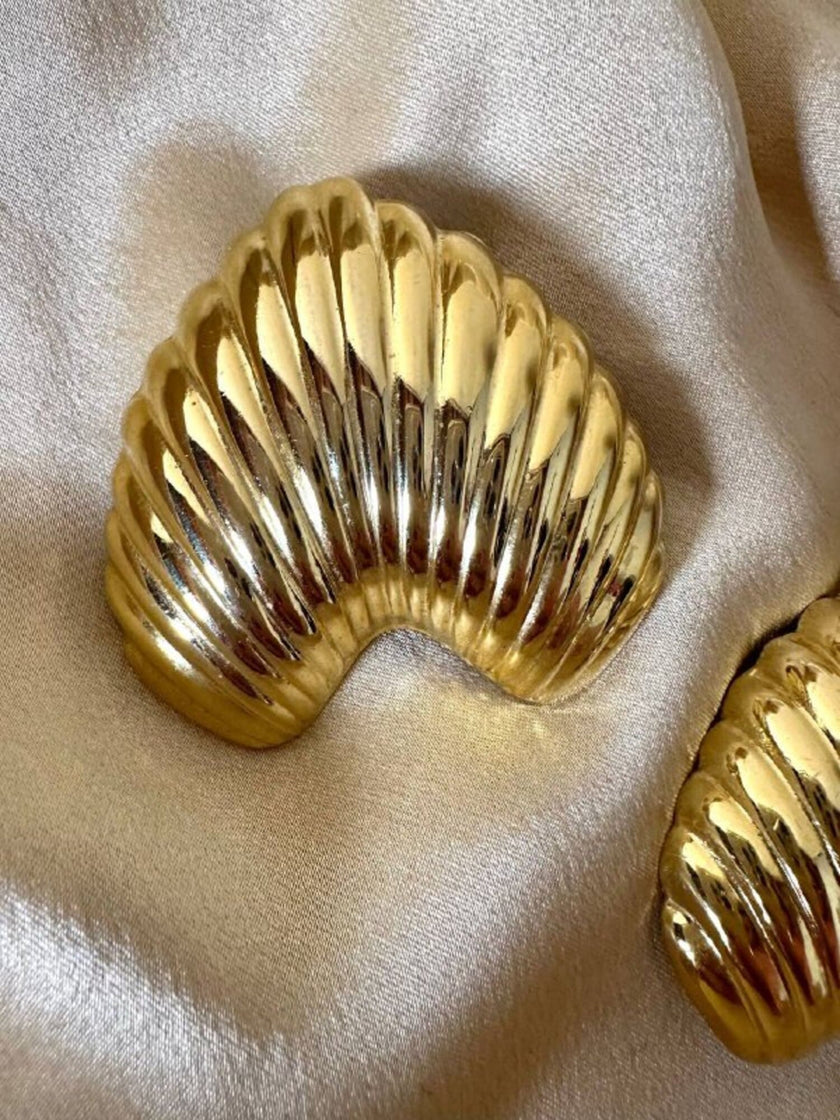 Clip cannelé oro a forma di cuore rovesciato