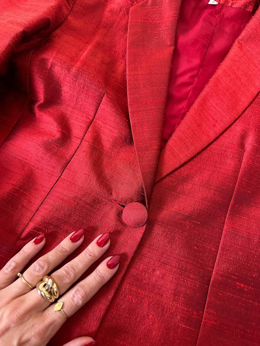 Tailleur pantalone rosso in shantung di seta grezza