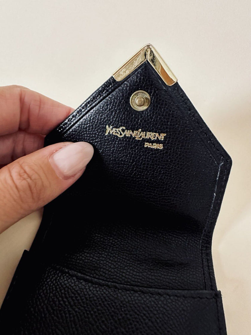 Étui à lunettes en cuir noir avec détail en métal doré logoté Yves Saint Laurent