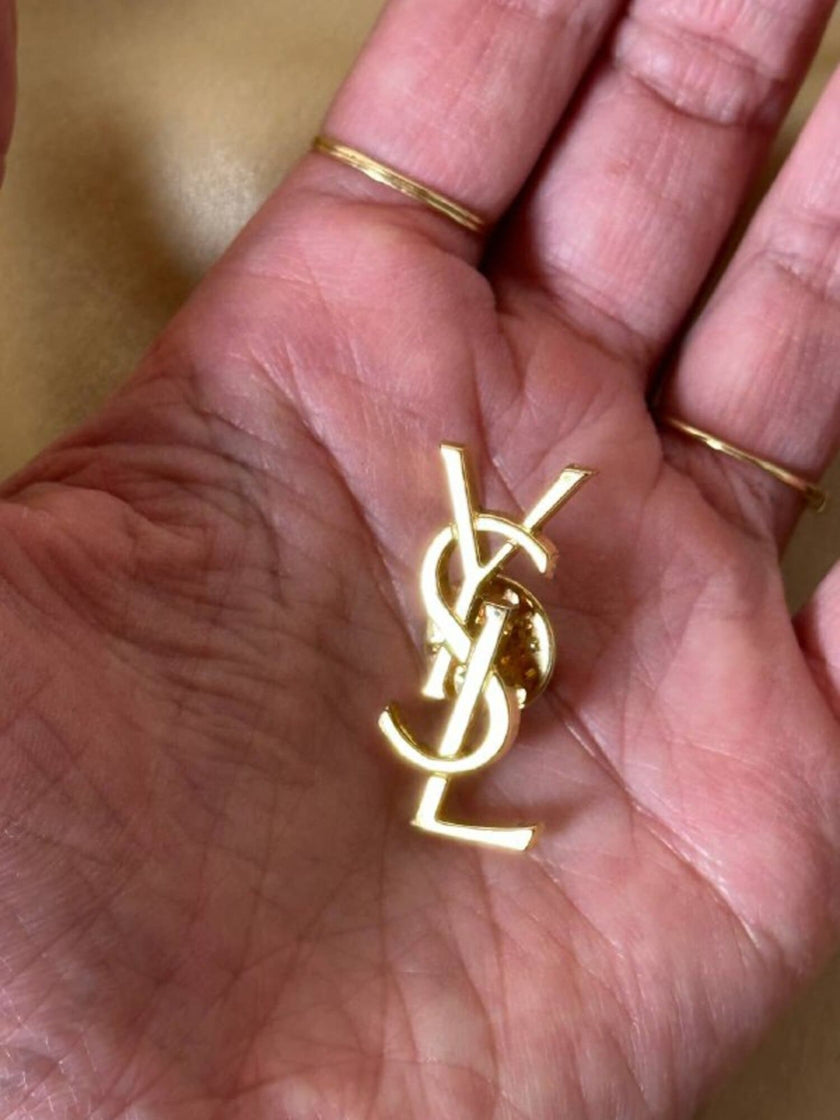 Spilla logo Yves Saint Laurent color oro