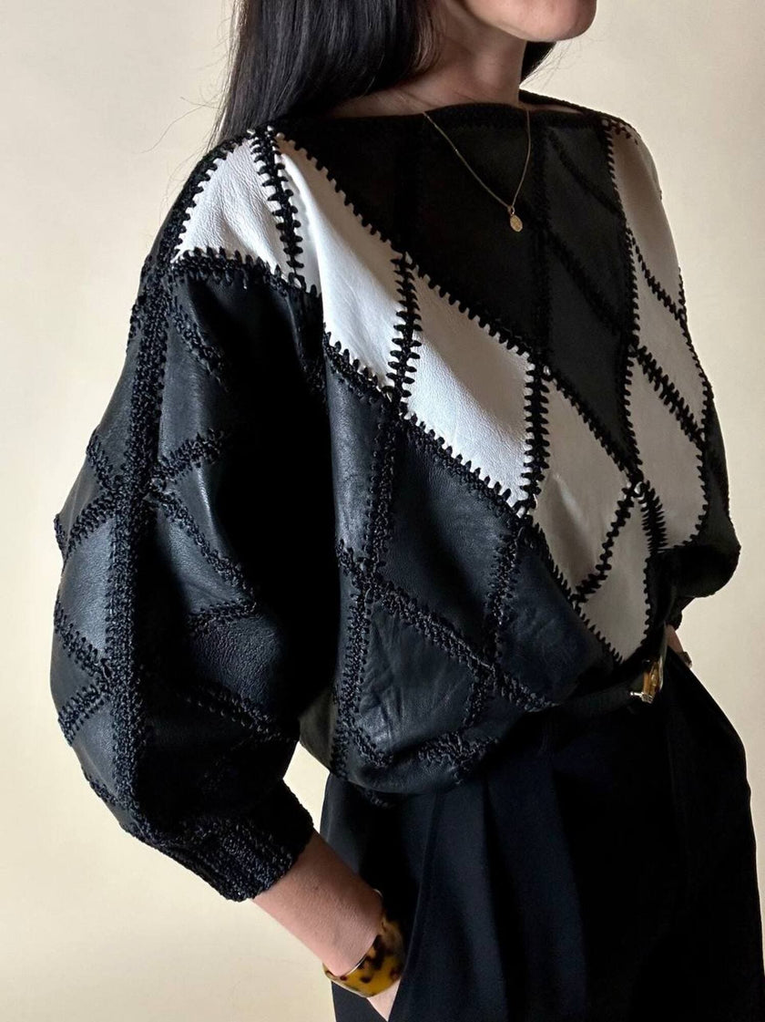 Blusa vintage in pelle nera e bianca patchwork con lavorazione crochet e maniche a pipistrello