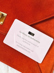 Pochette a busta Jimmy Choo in camoscio aragosta con placca metallica logata