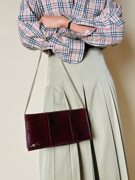 Pochette rettangolare in pitone e pelle bordeaux con tracolla in catena