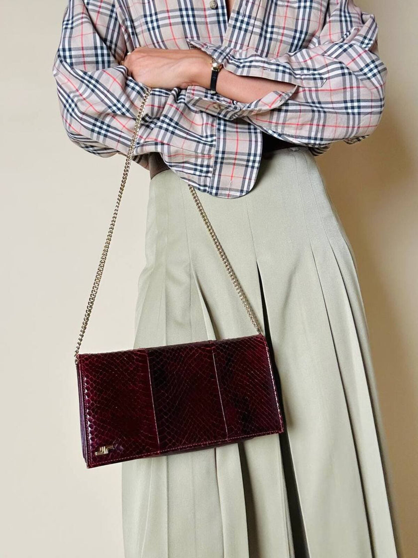 Pochette rettangolare in pitone e pelle bordeaux con tracolla in catena