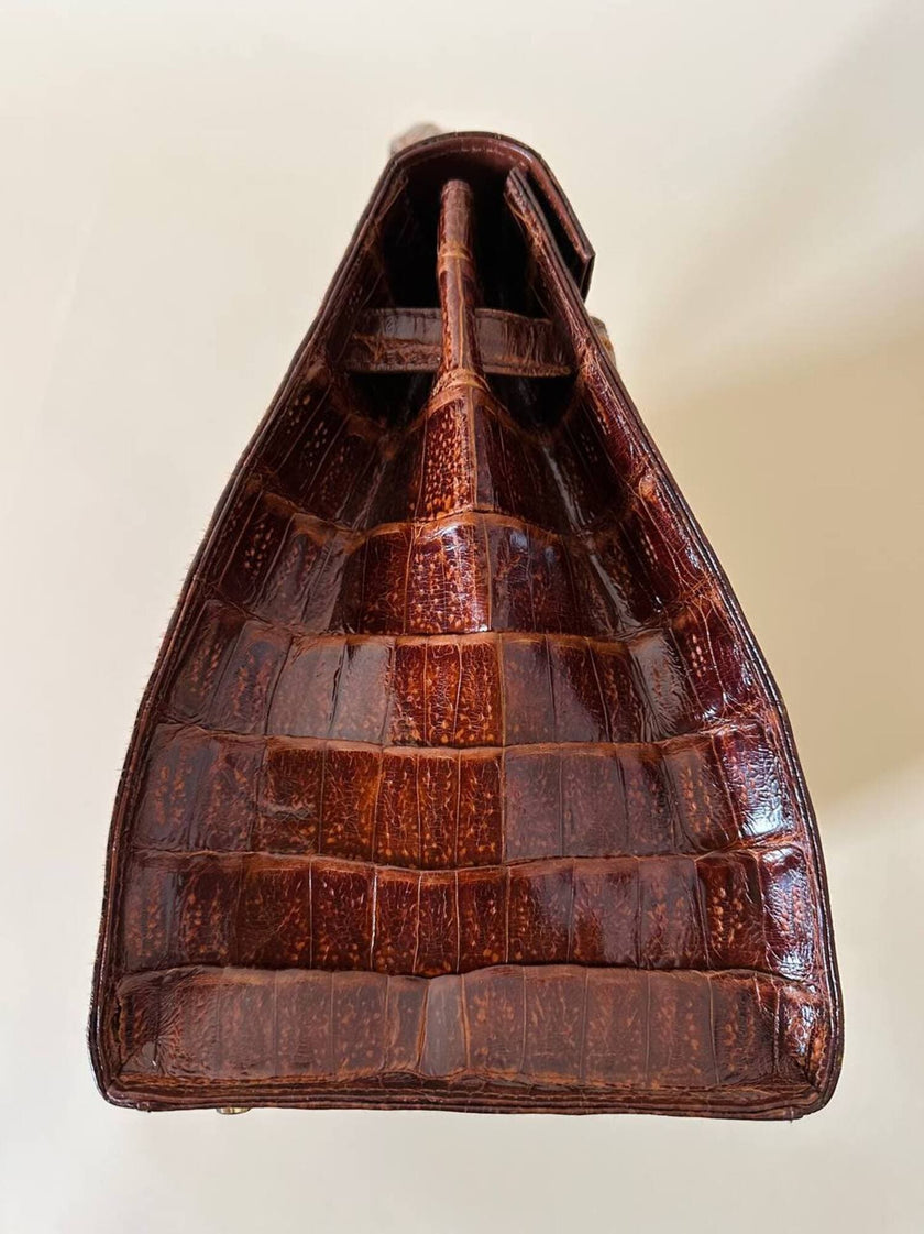 Borsa a trapezio in pelle di coccodrillo color cognac con tracolla e hardware oro Idra