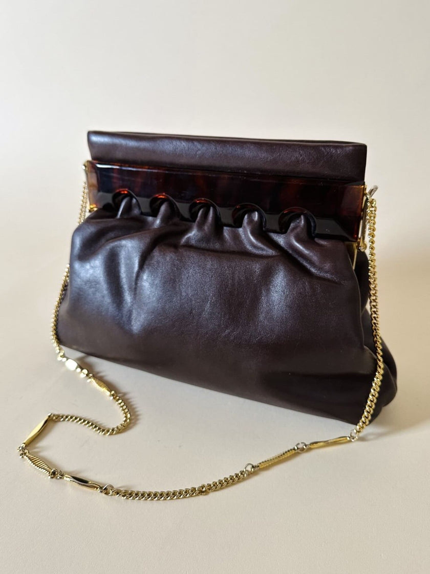 Sac en cuir couleur chocolat avec détail en résine effet écaille et bandoulière en chaîne dorée