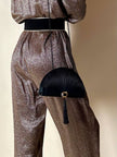 Pochette vintage Guy Laroche forma a ventaglio in raso nero con nappa couture