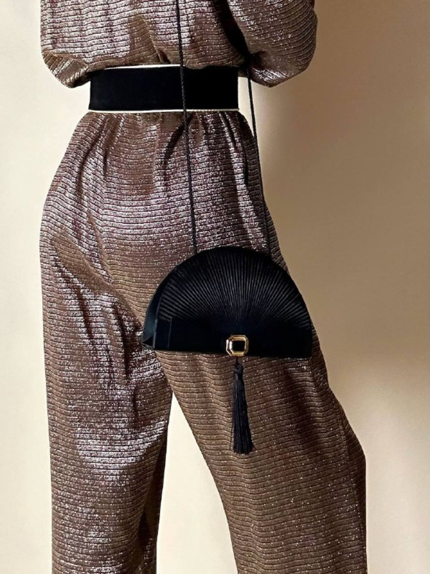 Pochette vintage Guy Laroche forma a ventaglio in raso nero con nappa couture