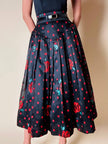 Gonna a ruota in organza jacquard nera a pois rossi con rose rosse dipinte