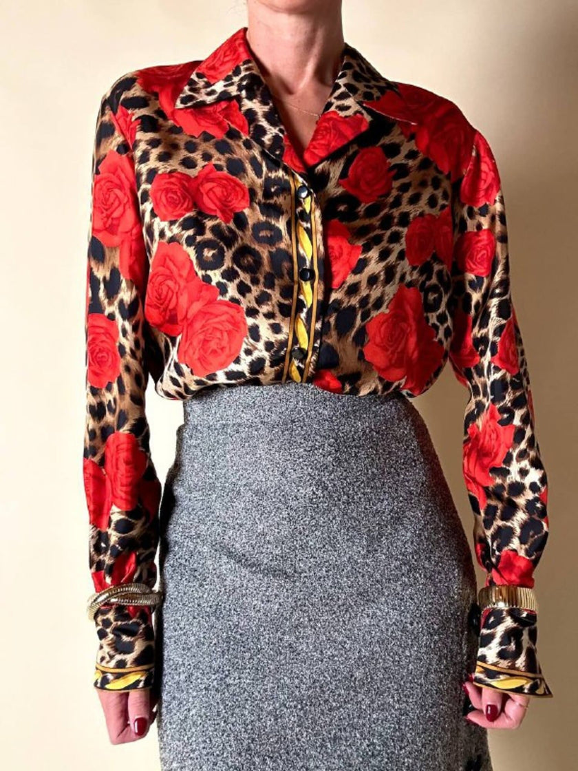 Camicia in seta leopardata con rose rosse e dettagli barocchi “Laurèl”