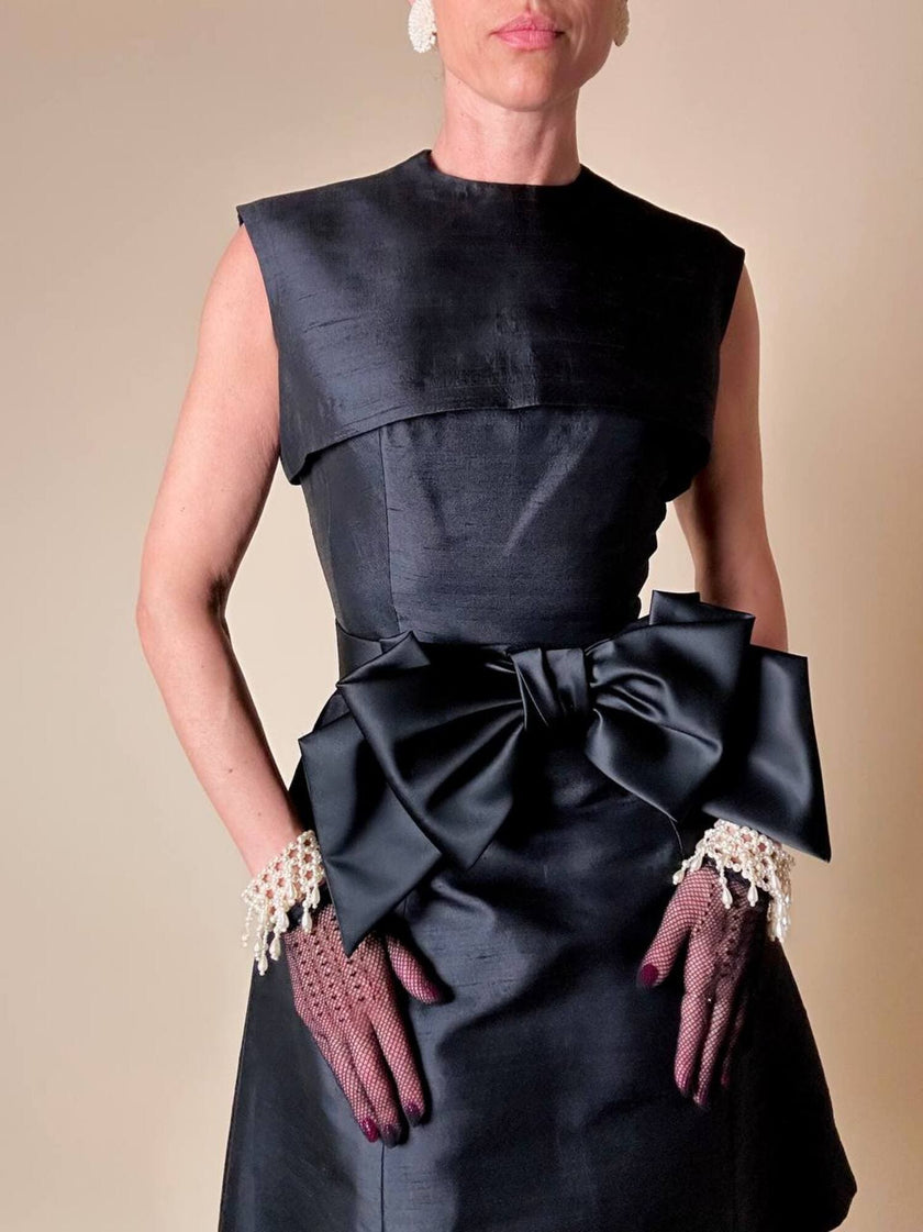 Abito sartoriale in shantung nero con bolero in coordinato