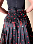 Gonna a ruota in organza jacquard nera a pois rossi con rose rosse dipinte