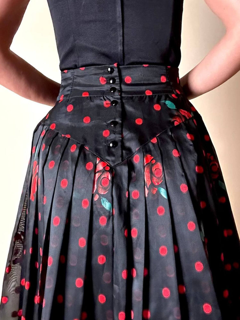 Gonna a ruota in organza jacquard nera a pois rossi con rose rosse dipinte