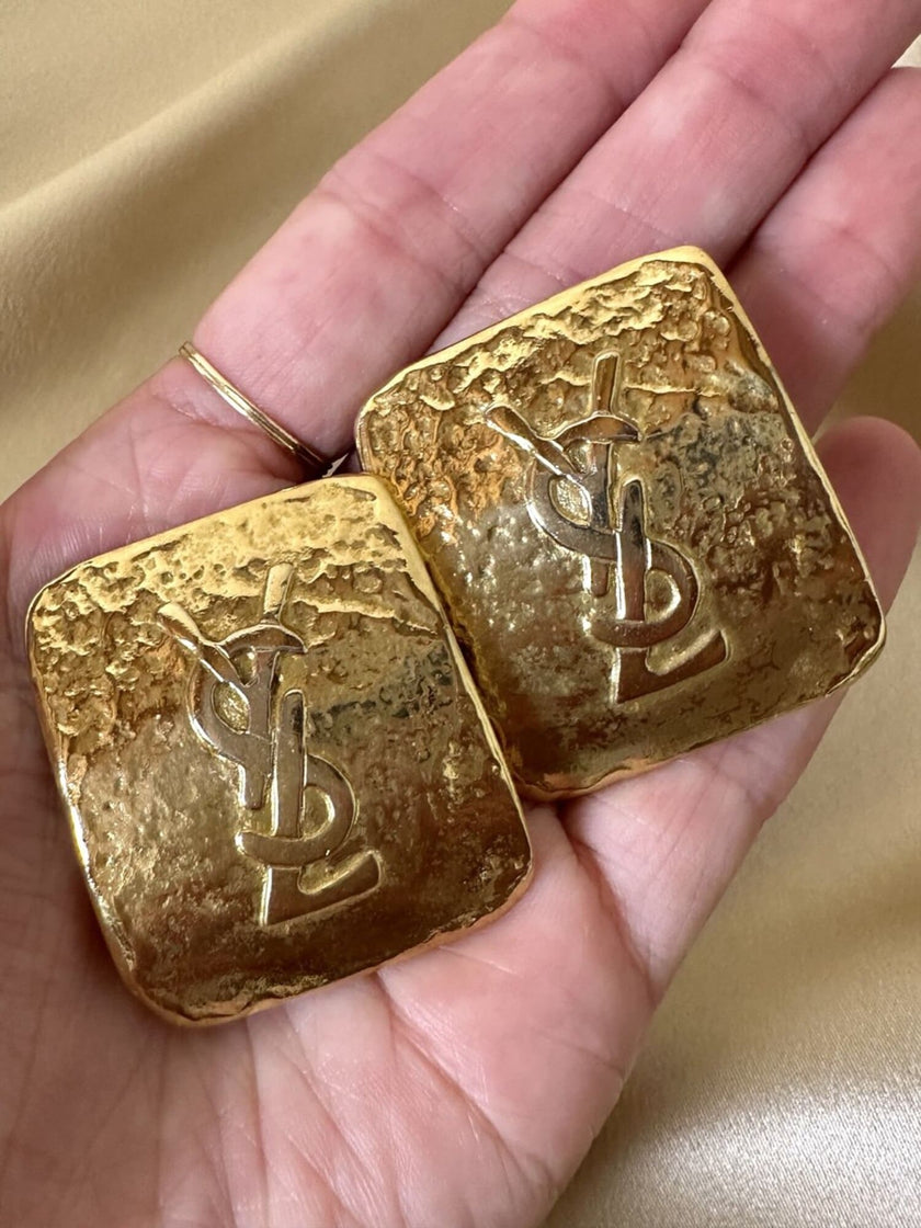 Maxi orecchini a clip dorati con logo YSL 