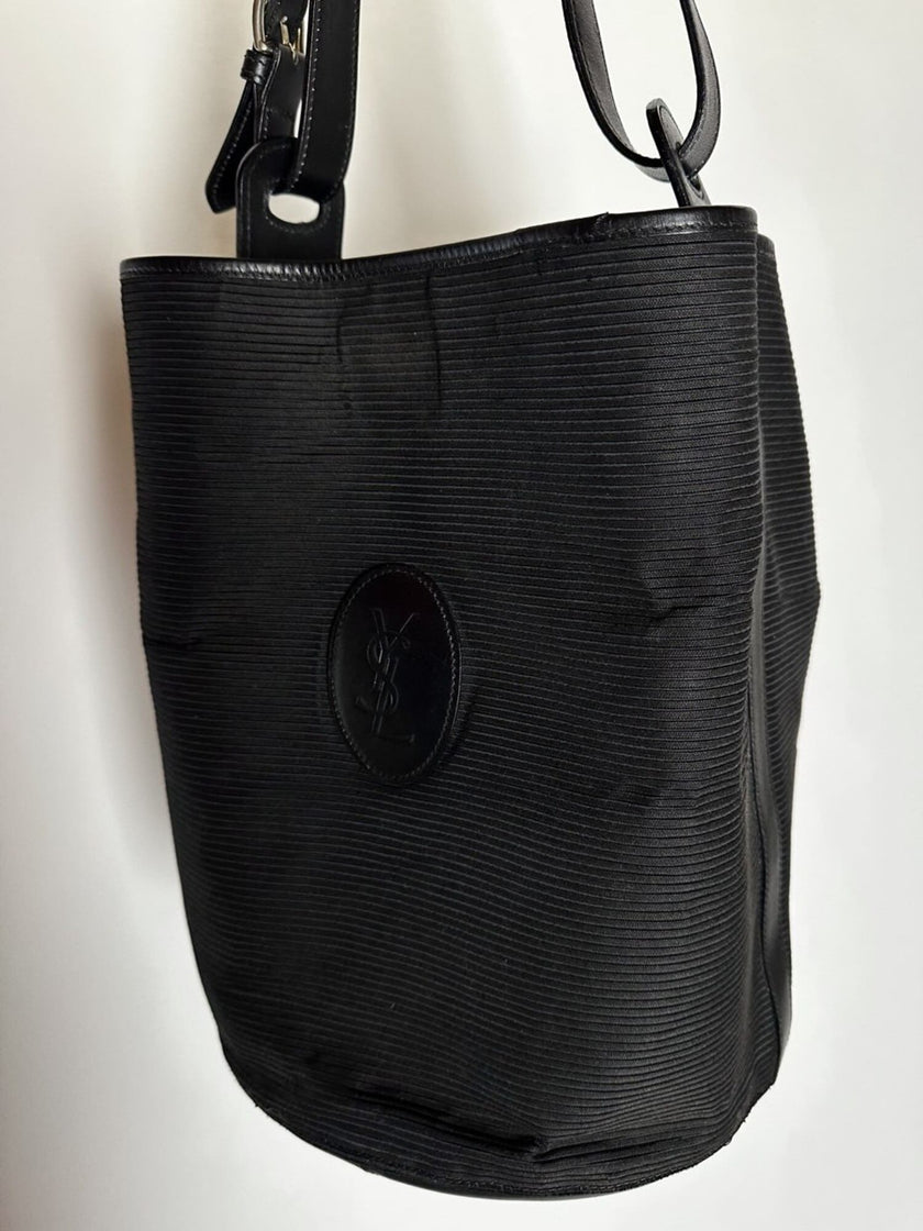 Secchiello vintage Yves Saint Laurent in tessuto nero millerighe con riporti in pelle