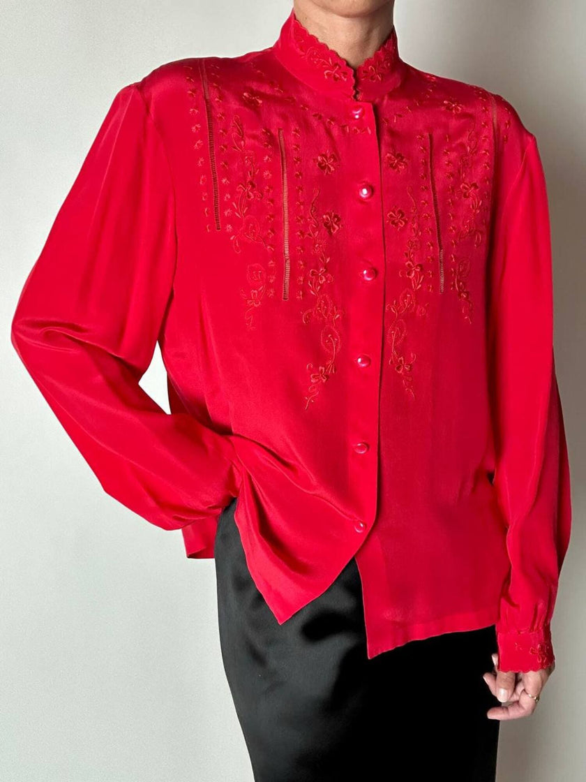 Camicia vintage in pura seta rossa con ricamo a mano