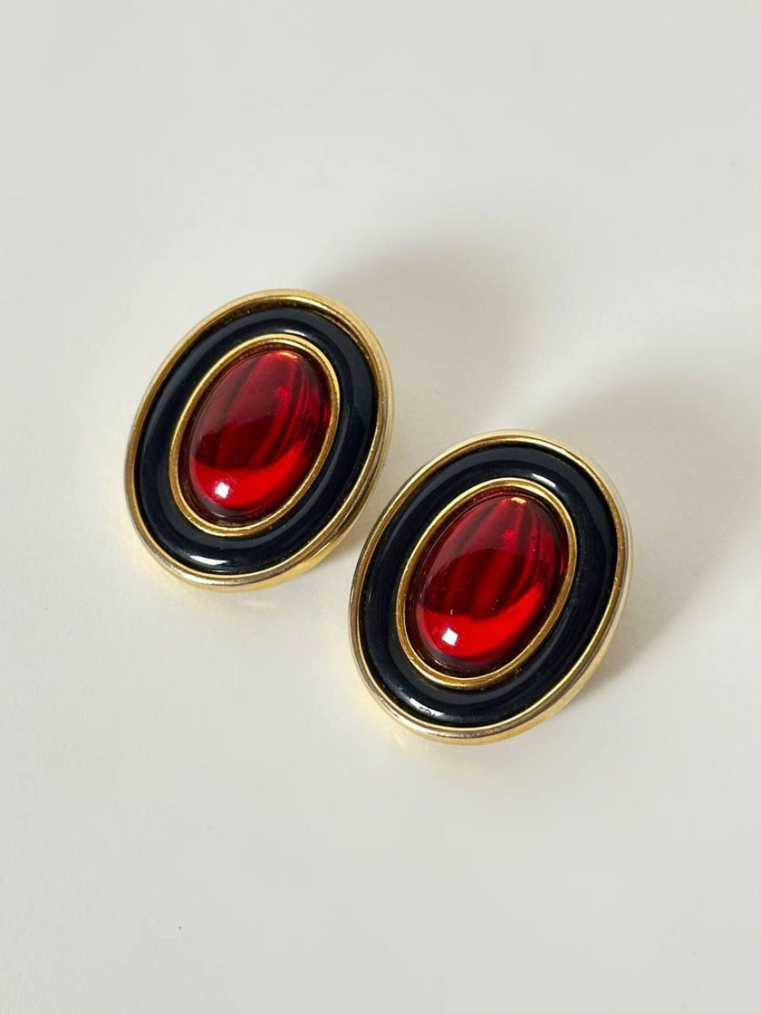Orecchini a clip vintage in metallo oro con cabochon rosso e profili neri