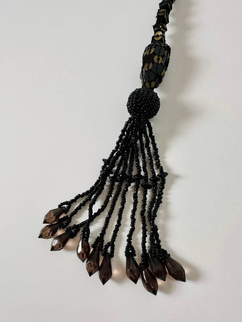 Cintura gioiello vintage in seta ricamata in paillettes con nappe gioiello