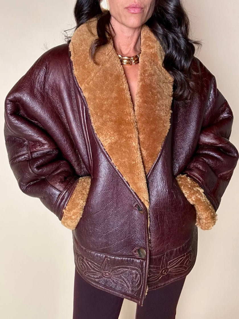 Shearling reverse in pelle liscia marrone castagno con vello caramello e ricamo sul fondo