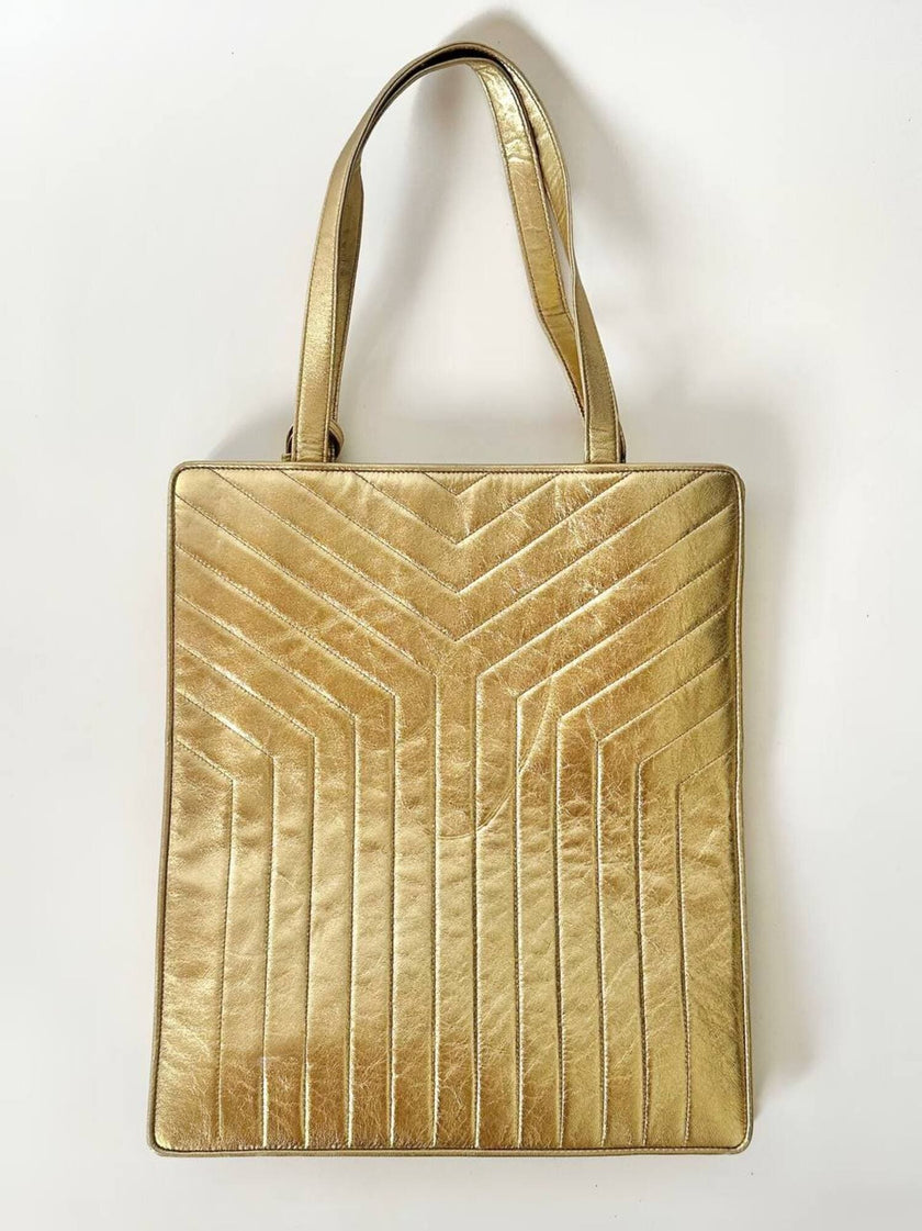 Bolso tote vintage Yves Saint Laurent de piel laminada dorada con diseño matelassé chevron