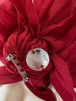 Spilla in tessuto rosso a forma di fiore “Alisy”