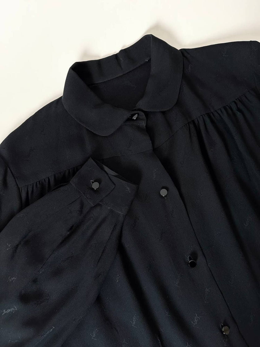 Camicia vintage in seta nera Yves Saint Laurent con logo YSL allover e bottoni in Jet