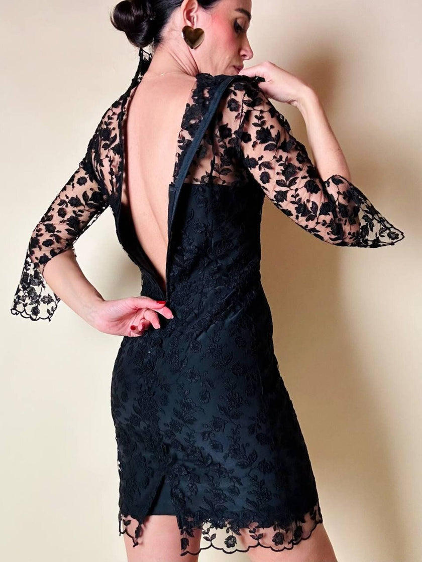 Mini abito sartoriale in tulle nero con ricami floreali